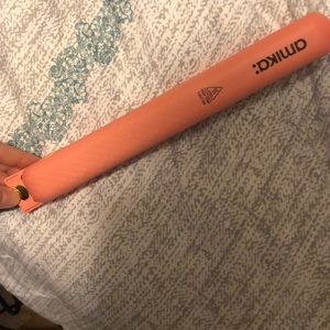 Amika hair straightener